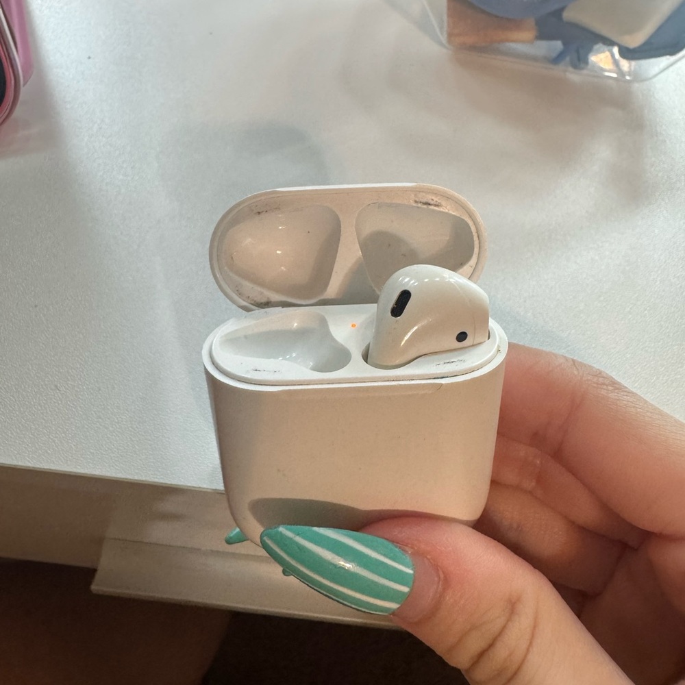 Apple White Earbud Headphones with Charging Case